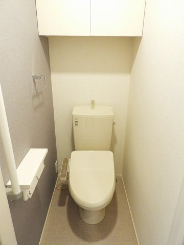 ハイ　ロザーナ　ファミリアのトイレ|落ち着いた色調のトイレです