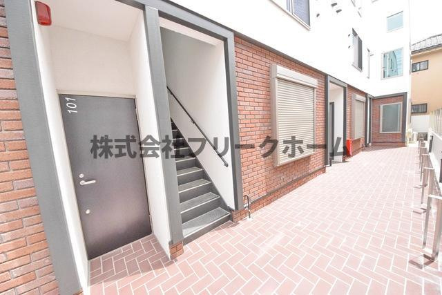小金井市緑町５丁目のアパートのエントランス