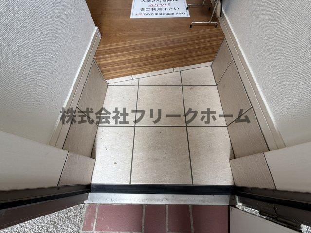 小金井市緑町５丁目のアパートの玄関
