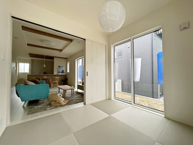 新築戸建・新築建売　郡山市安積町南長久保一丁目2期　安積第三小・安積第二中の和室|畳のぬくもりが心地いい和室。リビングから見守ることができ、お子様のお昼寝や遊び場に最適です！