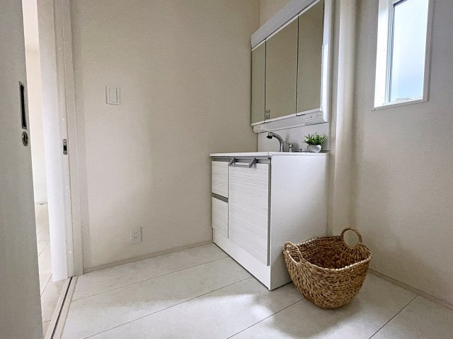 新築戸建・新築建売　郡山市安積町南長久保一丁目2期　安積第三小・安積第二中の洗面所|三面鏡洗面台で朝の身支度もしやすい＆収納力も◎洗面台に物を置かずすっきり清潔に保つことができます！