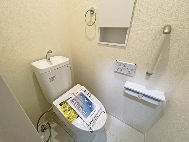 新築戸建・新築建売　郡山市安積町南長久保一丁目2期　安積第三小・安積第二中のトイレ|白を基調としており小窓で換気ができるので清潔感のある空間。ペーパーホルダーが2つあるのも便利です！