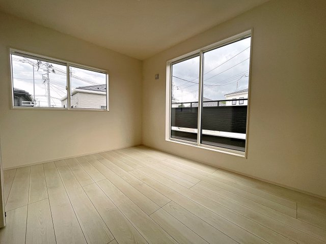 新築戸建・新築建売　郡山市安積町南長久保一丁目2期　安積第三小・安積第二中の洋室|6帖の洋室は西側のバルコニーに面しており2面採光で陽当たりの良いプライベート空間！