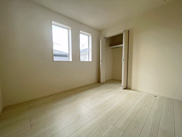 新築戸建・新築建売　郡山市安積町南長久保一丁目2期　安積第三小・安積第二中の洋室|5.5帖の洋室は南側の窓から日差しが入り気持ちの良い空間です！