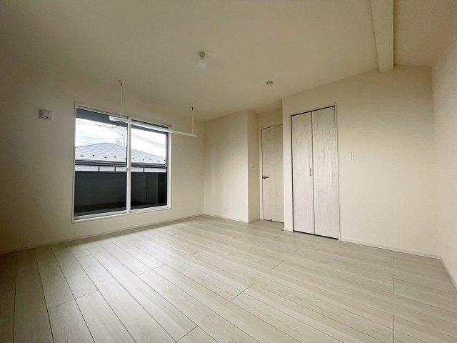 新築戸建・新築建売　郡山市安積町南長久保一丁目2期　安積第三小・安積第二中の洋室|WIC付きで収納豊富！バルコニーに面しており南側の窓から太陽の日差しが入る明るいお部屋です！
