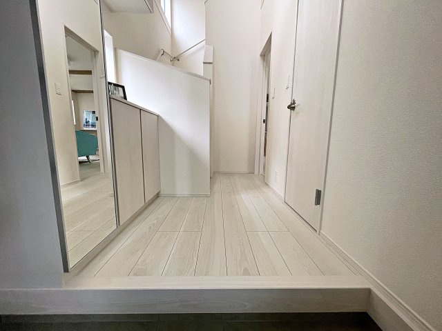 新築戸建・新築建売　郡山市安積町南長久保一丁目2期　安積第三小・安積第二中の玄関|シューズボックスには全身鏡がついているので、お出かけ前の身だしなみチェックもバッチリです！