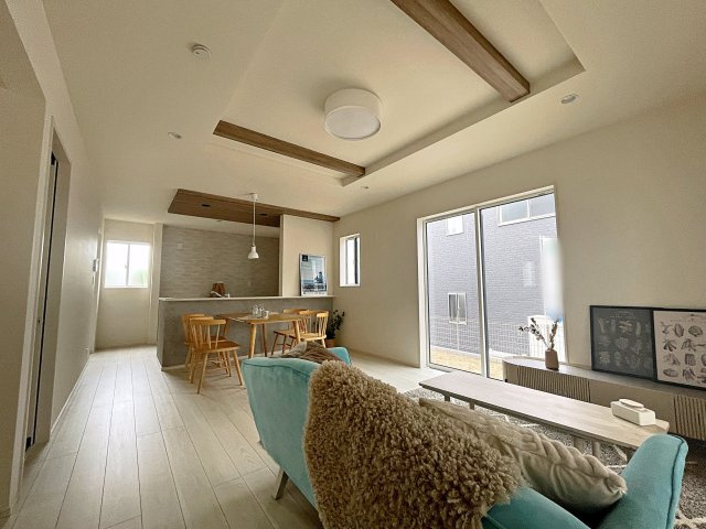 新築戸建・新築建売　郡山市安積町南長久保一丁目2期　安積第三小・安積第二中の居間・リビング|20帖のLDKは折上天井で開放感をプラス！広々とした家族団らんスペースです！