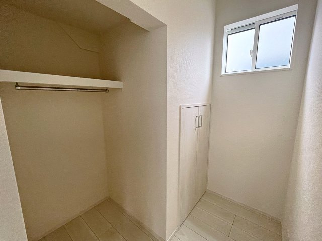 新築戸建・新築建売　郡山市安積町南長久保一丁目2期　安積第三小・安積第二中の収納|リビングにはファミリークロークがありアウターなどご家族皆さんで共有できる収納です！