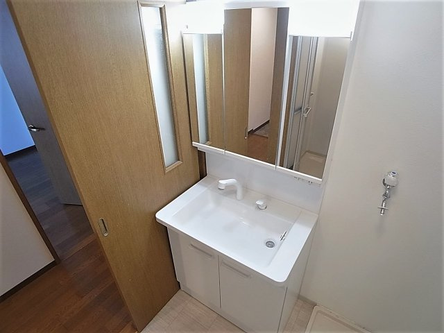 パレス兵庫駅前通の洗面所|三面鏡のシャンプードレッサー