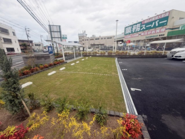 ブランキューブ南摂津の駐車場
