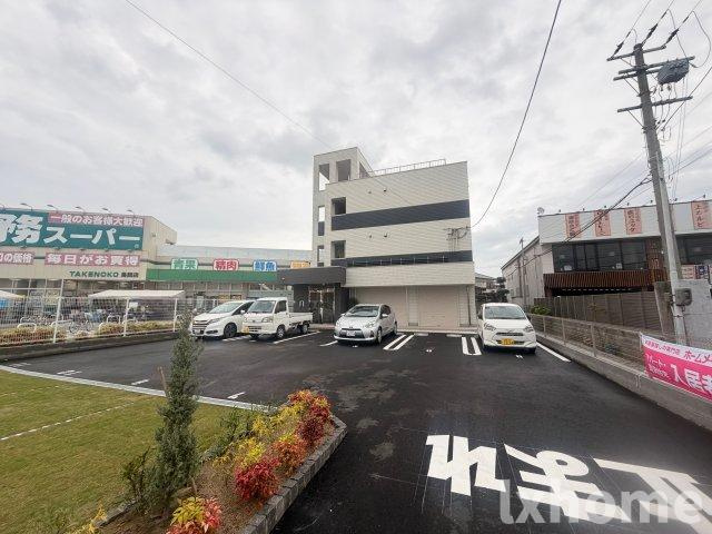 ブランキューブ南摂津の駐車場