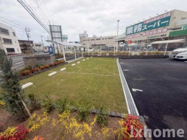 ブランキューブ南摂津の駐車場