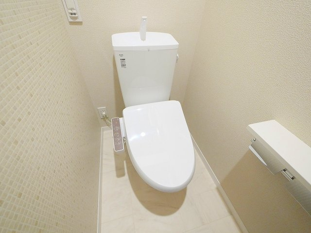 ジェイエイチエスプレミア西大寺のトイレ|落ち着いた色調のトイレです