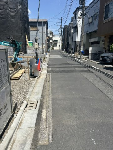 町屋６丁目新築戸建の前面道路含む現地写真
