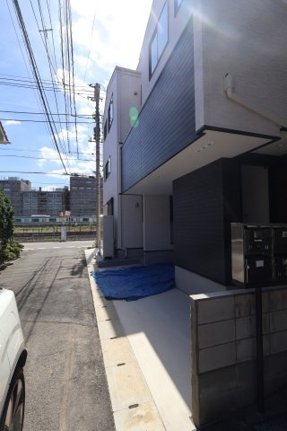 《仲介手数料無料》南区南浦和４丁目3-17新築一戸建てミラスモの外観|線路が近いので電車の走行音が聞こえます。気になる方は2重窓にするなどの対策をお勧めいたします。