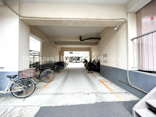 エムエフ両国の駐車場|【令和８年５月リフォーム完了予定】
リフォーム中でも現地ご見学可能です。
同仕様の完成済み現場、ご見学可能です。