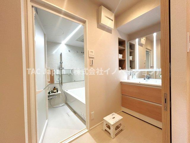 パークシティ中央湊ザタワーの独立洗面台|一日の始まりと終わりを心地よく演出してくれる、多彩な機能が備えられたパウダールーム。心地よいリフレッシュ空間です。大きく見やすい三面鏡で清潔感ある洗面台は、身だしなみチェックや肌のお手入れに。