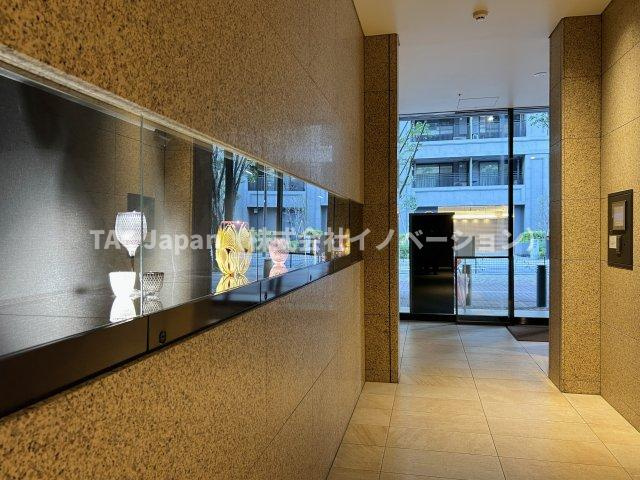 パークシティ中央湊ザタワーのその他共用部分|～Entrance～
その住居の第一印象となるのがエントランスホールです。訪問されたお客さまをやさしくお迎えします。エントランスホールは、いわば住居の顔です。