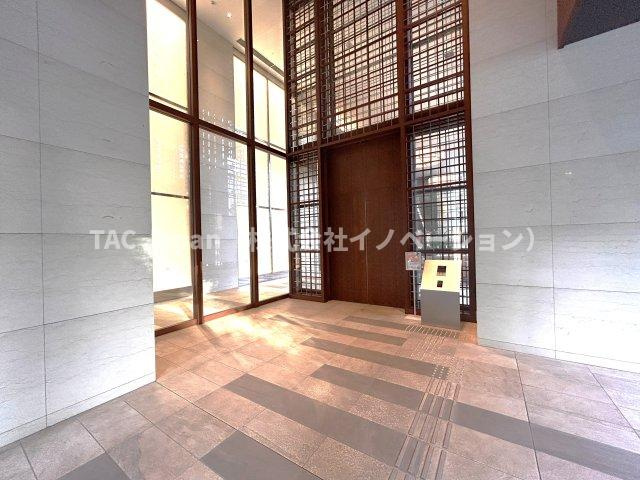 パークシティ中央湊ザタワーのその他共用部分|エントランスからも素晴らしい景色が広がっております。廊下もとても綺麗に清掃されていることが写真からは見てとれます。