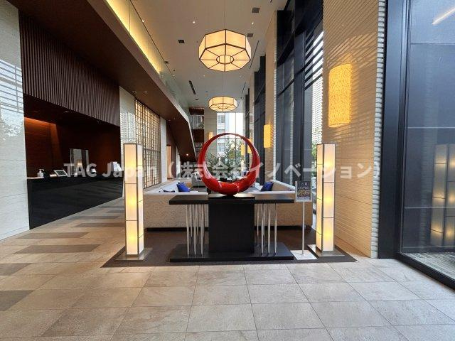 パークシティ中央湊ザタワーのその他共用部分|～大切な場所～
四季折々の自然と、都心の洗練された街並みが調和する風景は、日々の喧騒を忘れさせてくれる癒やしの空間です。堂々とした佇まいは、この地域の新たなランドマークとして眺望に彩りを添えています。