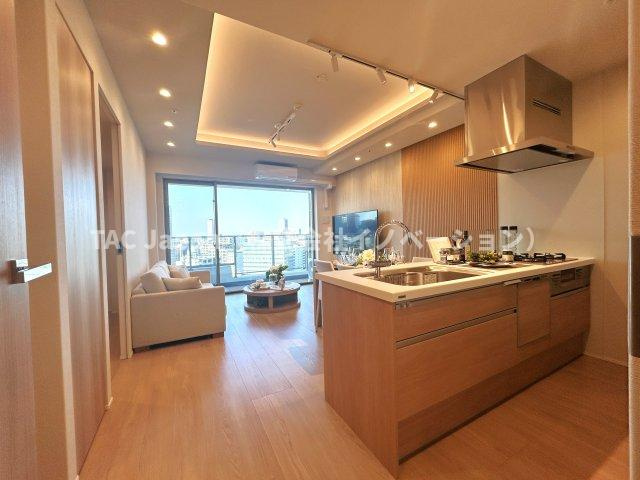 パークシティ中央湊ザタワーの居間・リビング|毎日使うキッチン周りが綺麗で清潔に保たれていると、お料理を作るのも楽しくなりますよね。機能性とデザイン性を持たせたキッチンで気持ちよくお料理が出来そうです。