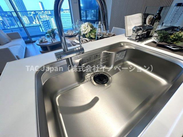 パークシティ中央湊ザタワーのキッチン|キッチンのシンクには、生ごみを粉砕してそのまま流せる”ディスポーザー”がございます。
お部屋の中に生ごみを留めておく必要がない為、清潔な空間を保てます。