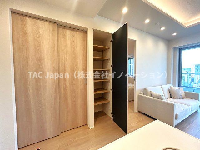 パークシティ中央湊ザタワーの居間・リビング|リビングには多目的に使える可動棚収納がございます。細かい物をともかくたくさん収納できますのでリビングがすっきり片付きます。