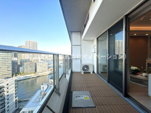 パークシティ中央湊ザタワーのバルコニー|テーブルを置いてもゆとりのある幅の広いバルコニー。穏やかな景色を楽しみながらティータイムを楽しむのも至福のひと時ですね。