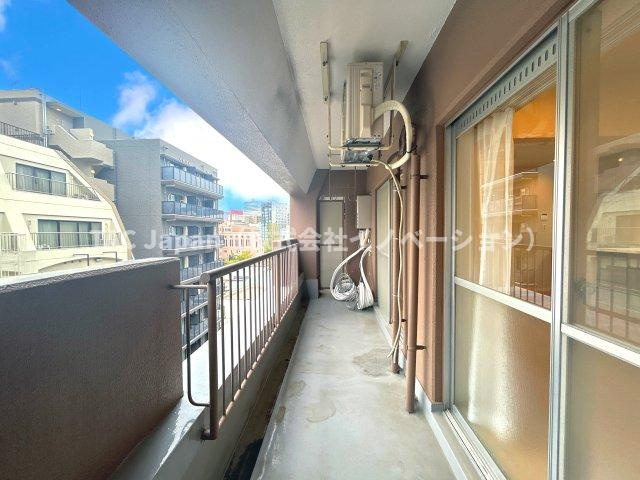 シャルマン築地明石町のバルコニー|～Balcony～
気持ちの良い風を感じながら、眺望を楽しめるプライベートバルコニー。心が癒され、明日への活力が湧いてきます。