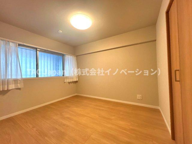 シャルマン築地明石町の洋室|～Bed room～
独立性を高めた5.３帖の洋室。たっぷりの収納も配備しており、片付いた空間を実現出来そう。陽光も降り注ぐ明るく開放的な空間が魅力的。
