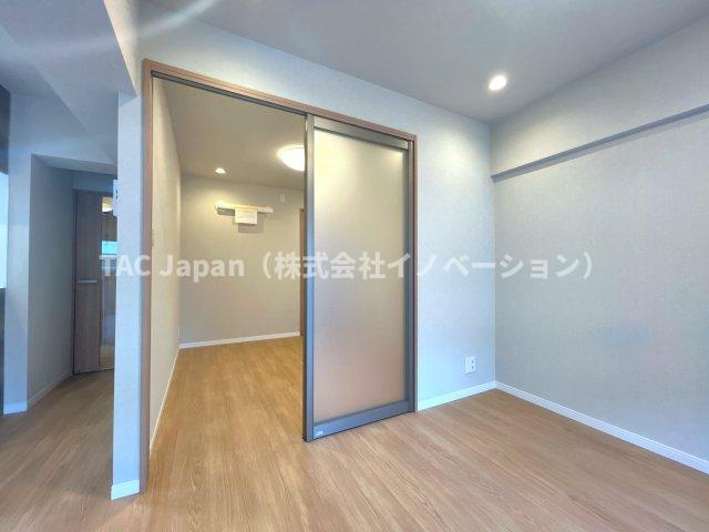 シャルマン築地明石町の洋室|明かりを取り込めるよう、リビングとの続き間にはアクリルパネルの引き戸を設計しました。
緩やかにリビングとつながる空間として