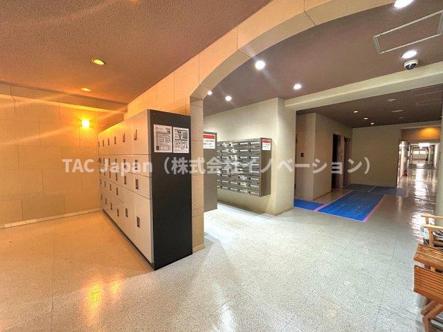 シャルマン築地明石町のその他共用部分|エレベーターは2機設置。混雑時にスムーズにエレベーターに乗れるか、貴重な時間を左右する大事なポイント。1台は各階。もう一台は６，７，８階専用となっている為、優先して利用できるよう優遇されています。