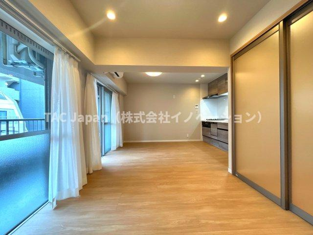 シャルマン築地明石町の居間・リビング|～Dining Kitchen～動線が上手く考えられており、きっちりとキッチン、ダイニング、リビングと分けられるお部屋のつくりとなっております。