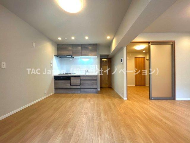 シャルマン築地明石町の居間・リビング|家族みんなが爽やかに健やかに過ごせるように、溢れる光をたっぷり取り込んだリビングダイニング。集いの場、憩いの場としての快適性を求めたやすらぎの空間です