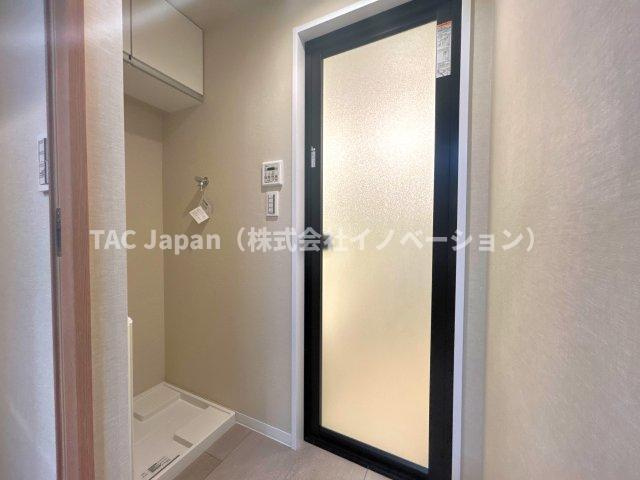 シャルマン築地明石町の浴室|お風呂に入る扉は開き戸を採用。
開き戸はシンプルな構造で、開け閉めしやすく壊れにくいのがメリットです。
