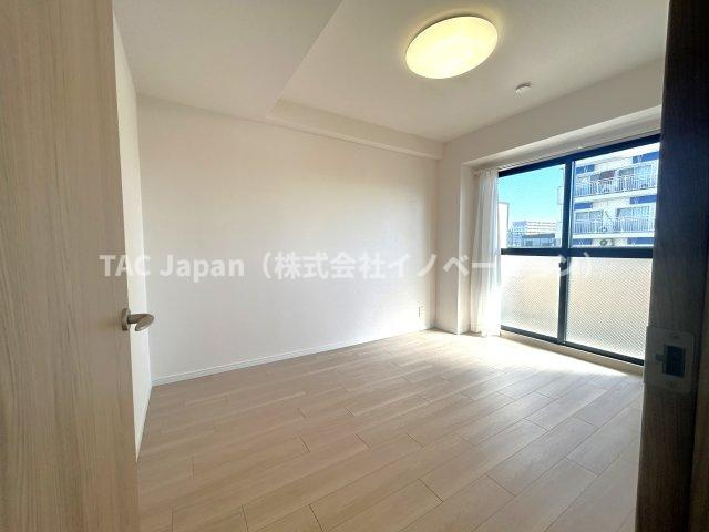 ロイヤルステージ浅草の洋室|～Bed room～
バルコニーから陽当たりが差し込みますので、日中は電気など必要ない明るさとなっております。