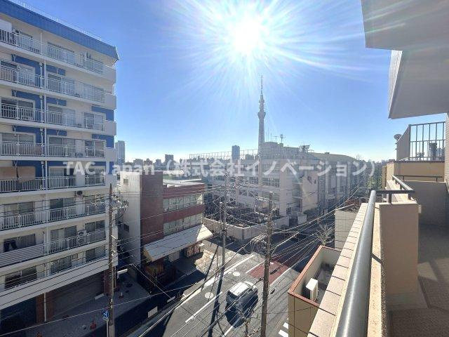 ロイヤルステージ浅草の展望|～Balcony～
お洗濯物が思いっきり干せる陽あたり良好の奥行きのある東南に面したワイドバルコニー。南面に建物もないので風通し、眺望も抜群です。