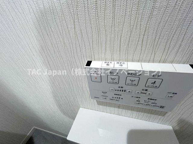 菊川グリーンハイツの防犯設備|洗浄機能付き便座を標準装備。便座保温機能もあるので寒い季節も安心。トイレ奥のスペースにちょっとした収納を造作することも可能。トイレットペーパーなど効率的に収納できます。
