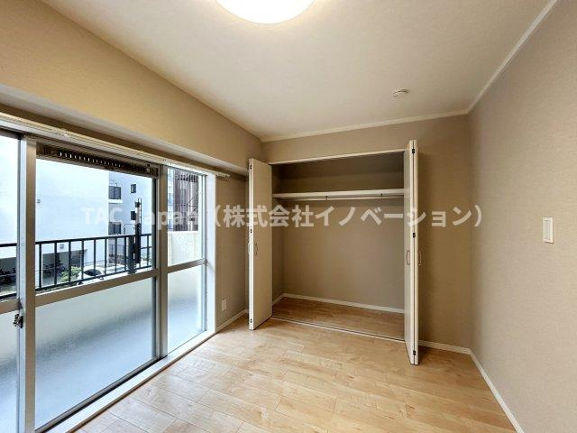 菊川グリーンハイツの洋室|～Bed room～
多くの人がお困りの住まいの収納。間口の広いクローゼットがあればタンスを置く必要がなく、出っ張りのないスッキリ空間を維持でき、限られたスペースを有効に活用できます。