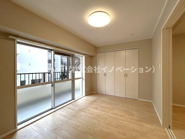 菊川グリーンハイツの洋室|明るく開放的な空間が広がる洋室6.8帖。室内には豊かな陽光が注ぎ込み、爽やかな住空間を演出。ダイニングとつなげればホームパーティーでもゲストと一緒に料理を楽しみながら楽しい時間を過ごせそう