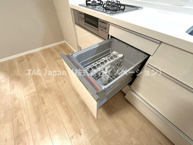 菊川グリーンハイツの設備|「ビルトインタイプ食器洗乾燥機」通常の手洗いでは使用出来ないほど高温のお湯や高圧水流を使うことにより汚れを効果的に落とすことができる。殺菌効果が非常に高く哺乳瓶などを使う家庭で需要が高く大変便利。