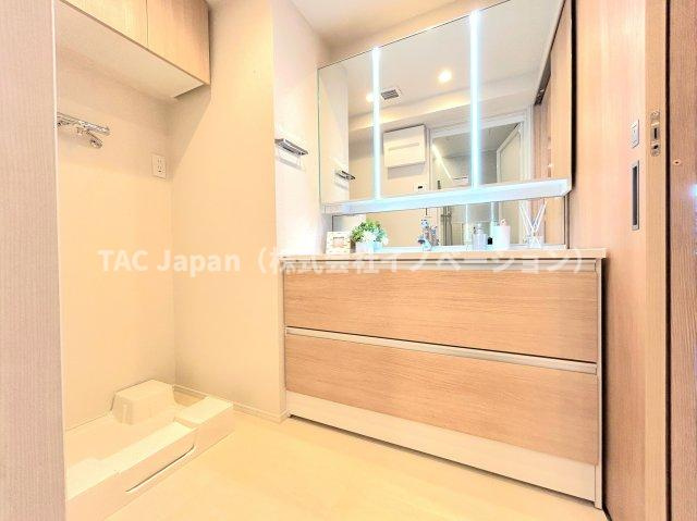 サンヴェール門前仲町の独立洗面台|【パウダールーム】
三面鏡タイプの洗面化粧台を採用し、キャビネット収納はぎっしり色々な物を収納でき下部収納もございます。シャワーヘッドタイプを採用しておりますのでお掃除など楽々できます。