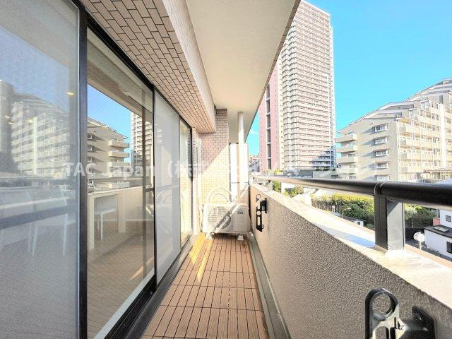 サンヴェール門前仲町のバルコニー|広いバルコニーは、暮らしの中での光と風を演出してくれています。見事なまでの開放的な空間をお楽しみください。