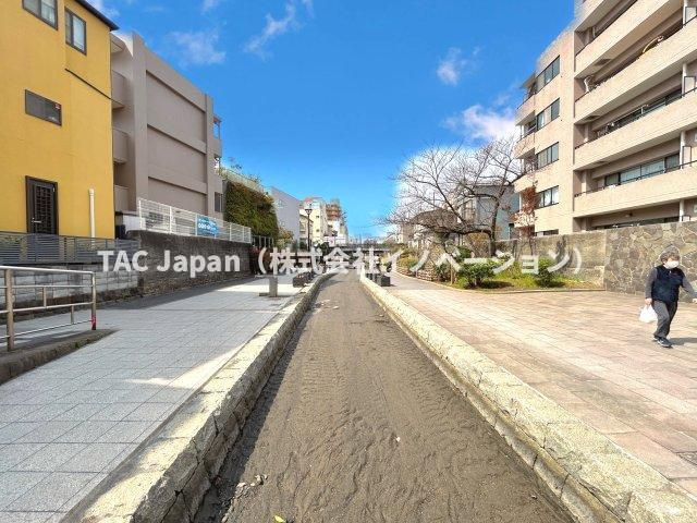 サンヴェール門前仲町の外観|古石場川親水公園に隣接したロケーション。
園内の水路には海水が流れ、アサリが発生することもある珍しい環境です。
4月～5月にかけて牡丹が咲く、牡丹町の由来の公園です。
