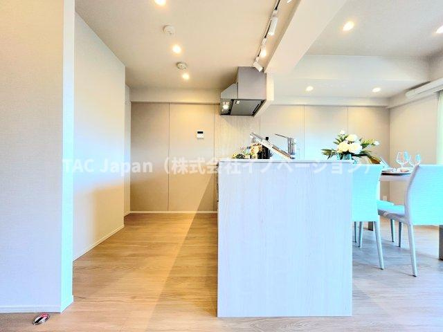 サンヴェール門前仲町のキッチン|会話が弾む対面型キッチン。後ろにはお洒落な食器類を余裕で収納できるスペースがあります。
