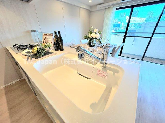 サンヴェール門前仲町のキッチン|長い時間滞在するキッチンスペースだからこそ、食事の準備を楽しい時間に、忙しい時でもスムーズに無駄なく作業できる、お手入れも簡単にできるなど、毎日を楽しくするキッチンスペースに仕上げました。