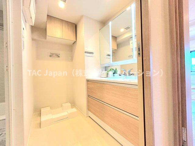 サンヴェール門前仲町の独立洗面台|落ち着いた空間を演出するカラーと、ゆったり落ち着いてお使い頂ける広さが魅力のパウダールーム。居室からも独立しており、プライベート空間を保ちます。
