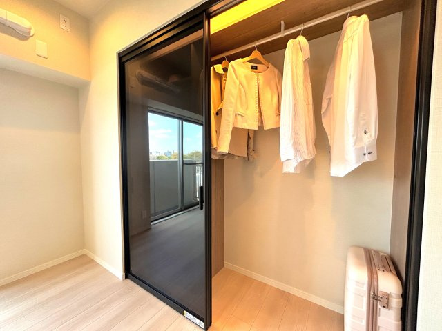 菱和パレス目白台グラーサの洋室|多くの人がお困りの住まいの収納。クローゼットがあればタンスを置く必要がなく、出っ張りのないスッキリ空間を維持でき、限られたスペースを有効に活用できます。