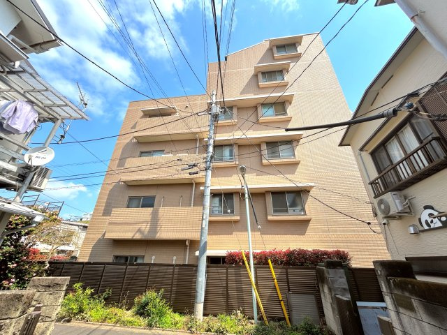 菱和パレス目白台グラーサの外観|住む人を映し出す洗練された佇まいは、いつまでも輝き続けながらいつしか街の風景に溶け込んでいきます。