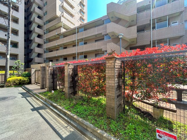 菱和パレス目白台グラーサの外観|～ぜひ現地をご確認下さい～
陽当りや通風性など各所に施された工夫で住みやすさを実現。部屋の大きさや周辺環境・街並など、資料には掲載していない情報が現地にはたくさんございます。是非ご確認下さい。